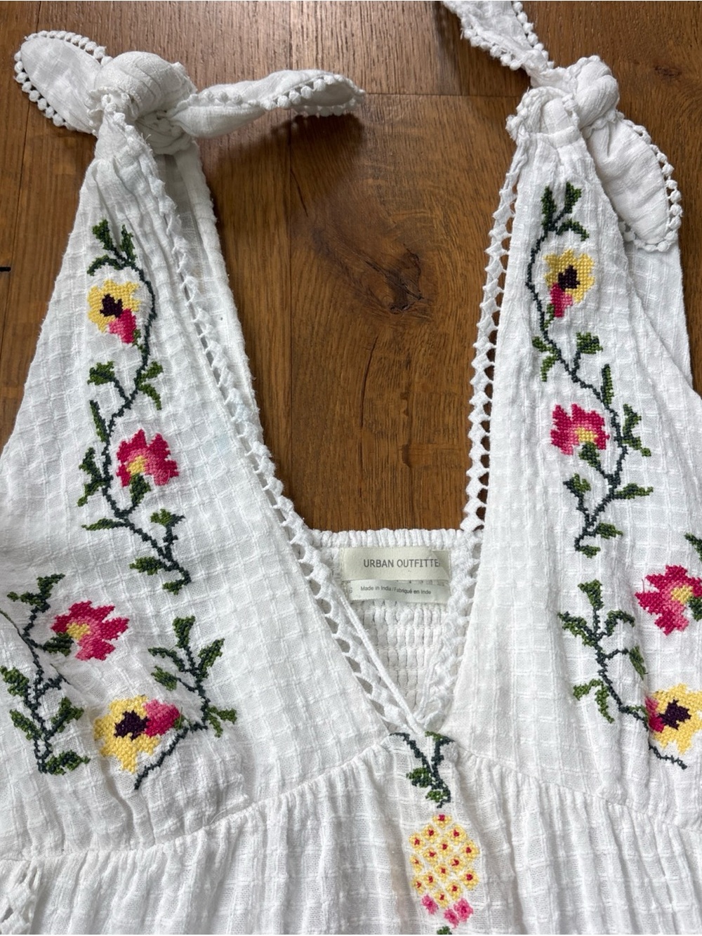 URBAN OUTFITTERS LARGE Embroidered Floral Sundress White Cotton gauzy ribbon tie - Picture 2 of 9